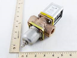 Johnson Controls V246GC1-001C 3/4" NPT High Weight Regulating Valve, 200-400 PSI