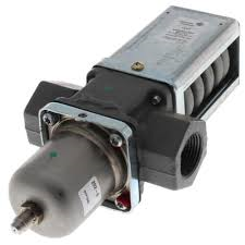 Johnson Controls V246GD1-001C 1" NPT High Weight Regulating Valve, 200-400 PSI Differential Pressure