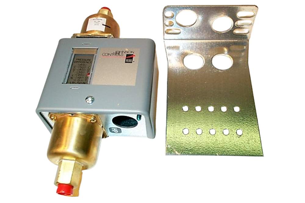 Johnson Controls P74FA-5 SPDT Differential Pressure Switch, 8/60 PSI Range, 1/4" FNPT